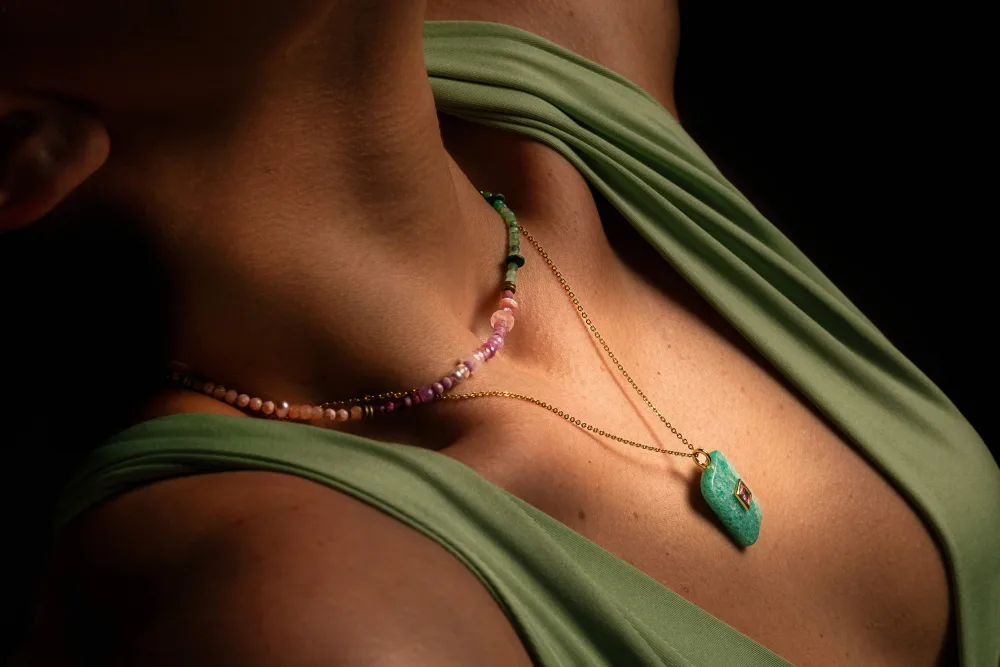 Collier en pierres naturelles porté